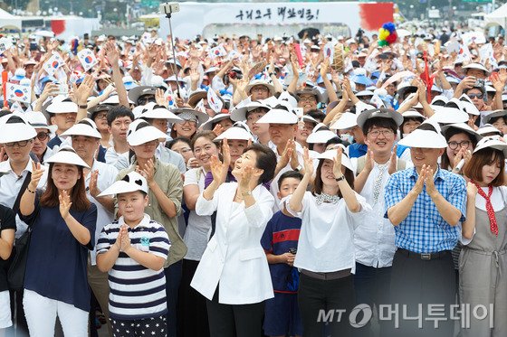 박근혜 대통령이 15일 오전 서울 광화문광장에서 열린 광복70주년 중앙경축식 병행행사에서 시민들과 함께 박수를 치고 있다./ 사진=뉴스1 (청와대 제공) 