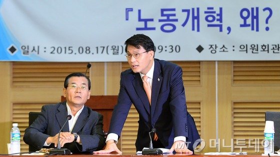 김대환 경제사회발전노사정위원회 위원장이 17일 국회 의원회관 세미나실에서 열린 '국가경쟁강화포럼 노동개혁 세미나'에서 행사를 주관한 새누리당 윤상현 의원과 대화를 나누고 있다./사진=뉴스1