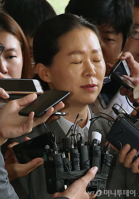  모해위증 혐의로 고발당한 권은희 새정치민주연합 의원이 지난달 30일 오전 서울 중앙지방검찰청에 피고발인 신분으로 출석하고 있다. 앞서 자유청년연합 등 보수단체들은 "권 의원이 김용판 전 서울지방경찰청장의 재판에 증인으로 출석해 거짓진술을 했다"며 검찰에 수사를 요청했다. 2015.7.30/뉴스1  