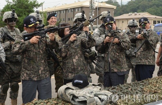  2015 을지프리덤가디언(UFG) 연습 기간인 20일 오후 경기 의정부시 녹양동 주한미군 제2보병사단(연합) 캠프레드클라우드(Camp red Colud)에서 국회 국방위원회 정두언 위원장(오른쪽 두번째)과 새누리당 의원인 주호영(왼쪽), 손인춘(왼쪽 두번째), 김성찬(오른쪽) 국방위원이 테드 마틴(Ted Martin) 미2사단장(왼쪽 뒤)으로부터 장비설명을 들으며 M249, M240B 등의 체험을 하고 있다. (사진공동취재단) 2015.8.20/뉴스1  