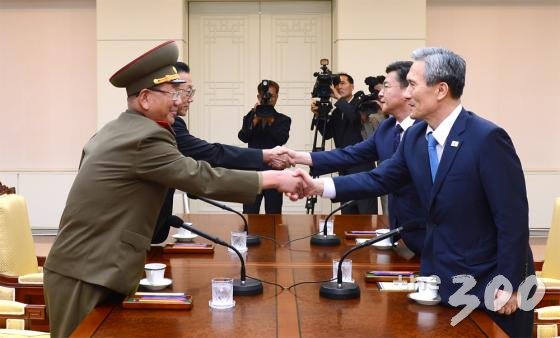 8월 22일 남북 간 고위급 접촉이 판문점에서 열렸다. 우리측은 김관진 청와대 국가안보실장과 홍용표 통일부장관, 북측은 황병서 군 총정치국장과 김양건 노동당 비서(겸 통일전선부장)이 대표단으로 나섰다. /사진=통일부 제공