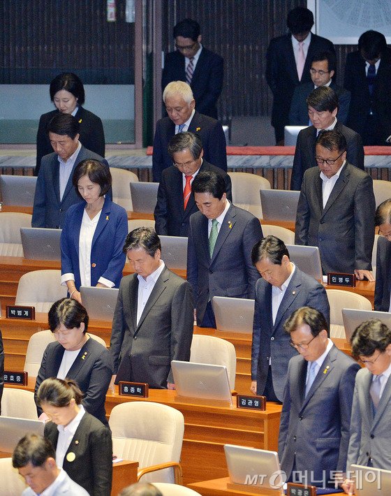  새정치민주연합 박영선 국민공감혁신위원장(뒷줄 왼쪽부터), 김한길, 안철수 전 공동대표를 비롯한 의원들이 1일 오후 서울 여의도 국회 본회의장에서 열린 정기국회 개회식에서 묵념을 하고 있다. 2014.9.1/뉴스1  