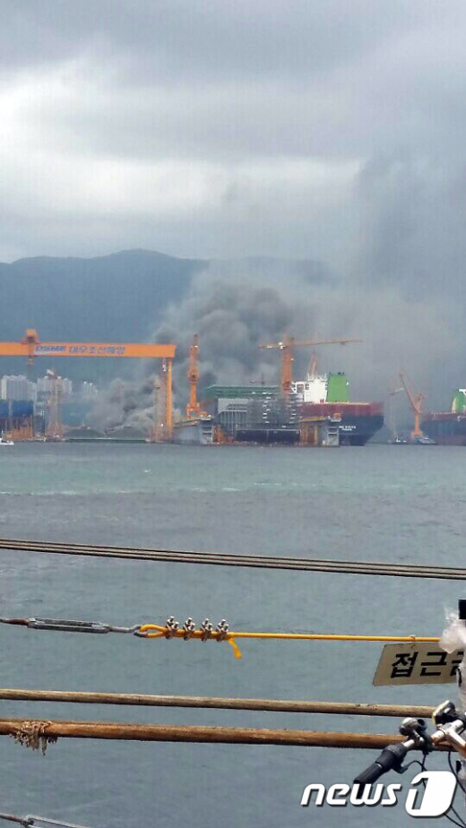 [사진]거제 대우조선해양 선박서 화재...치솟는 검은 연기