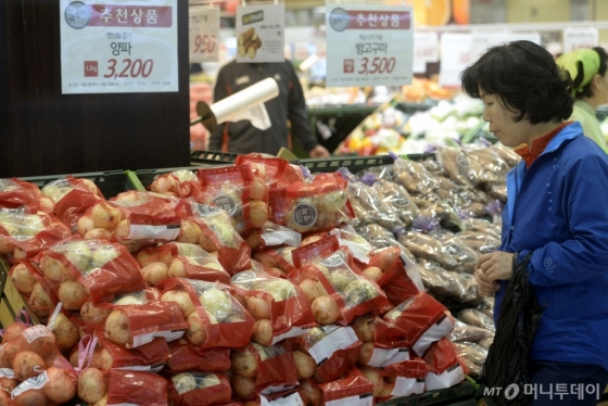 서울시내 대형마트 농산물 판매코너에서 시민이 물건을 고르고 있다. /사진제공=뉴스1