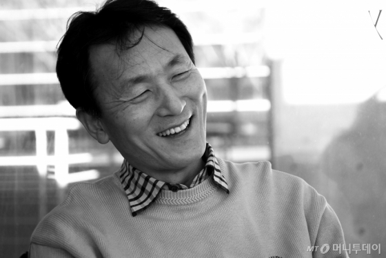 '디카시' 출범 10주년을 맞아 창설된 고성문화원 부설 디카시연구소가 올해 제정한 디카시작품상 제1회 수상자로 선정된 공광규 시인(55). /사진제공=디카시연구소
