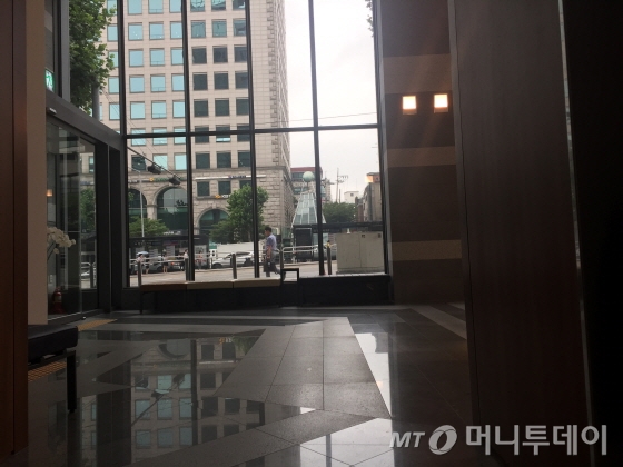 엘리베이터 앞에서 바라본 로비와 강남대로 풍경/사진=이지혜 기자 