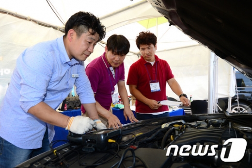 [사진]킨텍스 희망드림카 '차량 점검은 걱정마세요'