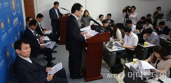 손병두 금융위원회 금융정책국장이 지난달 21일 서울 중구 세종대로 금융위원회에서 가계부채 종합 관리 방안 브리핑을 하고 있다. 2015.7.22/사진=뉴스1  