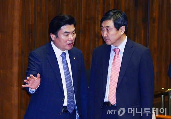  새누리당 원유철 원내대표와 새정치민주연합 이종걸 원내대표가 8일 오후 서울 여의도 국회에서 열린 본회의에서 대화를 나누고 있다. 2015.9.8/뉴스1 