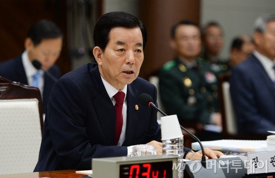 한민구 국방부 장관이 10일 오전 서울 용산구 국방부 청사에서 열린 국방부와 관련 기관에 대한 국정감사에서 의원들의 질의에 답하고 있다. /사진=뉴스1