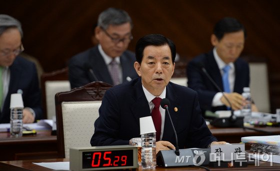 한민구 국방부 장관이 10일 오전 서울 용산구 국방부 청사에서 열린 국방부와 관련 기관에 대한 국정감사에서 의원들의 질의에 답하고 있다. /사진=뉴스1