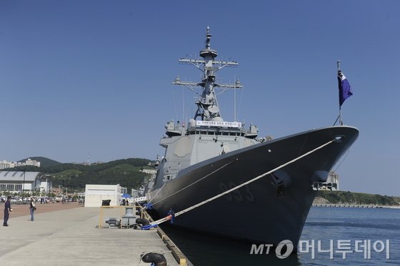 해군작전사령부는 지난해 국군의 날을 맞아 3~4일 부산 남구 용호동 작전기지에서 일반 시민에게 함정 공개행사를 갖고 있다. 최신예 이지스 구축함인 서애 류성룡함(1만 290t)과 구축함인 왕건함(5500t), 상륙함 향로봉함(4278t) 등 3척이 공개됐다. /사진=뉴스1