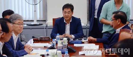  정문헌 국회 정치개혁특별위원회 소위원장이 25일 서울 여의도 국회 안전행정위원회에서 열린 정치개혁 특별위원회 공직선거법심사소위원회에서 모두발언을 하고 있다. /사진=뉴스1