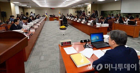  임환수 국세청장이 10일 정부세종청사에서 열린 국세청에 대한 국회 기획재정위원회의 국정감사에서 의원들의 질의에 답변 하고 있다. 2015.9.10/뉴스1  