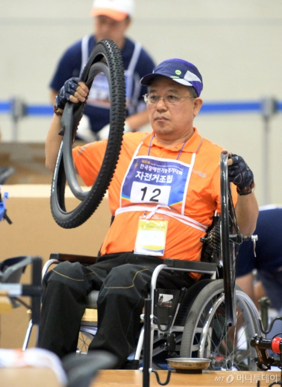 [사진]자전거 조립에 집중하는 장애인기능경기대회 선수
