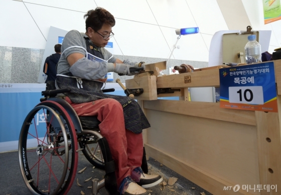 [사진]제32회 장애인기능경기대회, '망치질도 문제 없다'