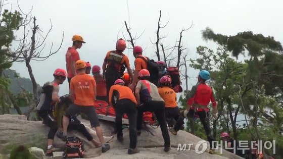  지난 6월13일 서울 북한산 인수봉에서 약 5톤 무게의 바위가 떨어져 암벽등반을 하기 위해 대기중이던 시민 1명이 숨지고 3명이 부상을 입는 사고가 발생해 119특수구조단이 헬기를 이용해 구조활동을 펼치고 있다. (서울시119특수구조단 산악구조대 제공) 사진=뉴스1.