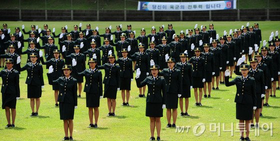 지난 8월 27일 오전 전북 익산시 육군부사관학교 연병장에서 열린 육군 부사관 15-3기4기 임관식에서 초임 부사관들이 선서를 하고 있다.  이날 임관식에는 김요한 육군참모총장과 송하진 전북지사, 최창규 35사단장 등이 참석했다./사진=뉴스1