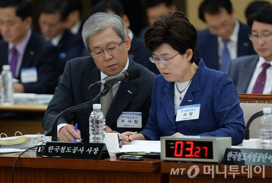  22일 대전 동구 한국철도공사 대회의실에서 열린 국회 국토교통위원회의 코레일과 철도시설공단 등에 대한 국정감사에서 최연혜 코레일 사장과 김영래 코레일 부사장이 국감 자료를 살펴보고 있다. 2015.9.22/뉴스1  