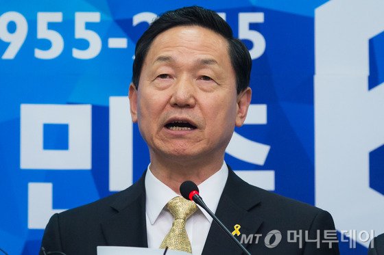  김상곤 새정치민주연합 당권재민혁신위원장을 비롯한 혁신위원들이 23일 서울 여의도 국회 당대표실에서 기자회견을 열고 당 인적쇄신·부패척결 방안을 담은 마지막 혁신안을 발표하고 있다. 2015.9.23/사진=뉴스1  