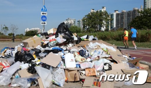 [사진]서울세계불꽃축제가 남긴 쓰레기