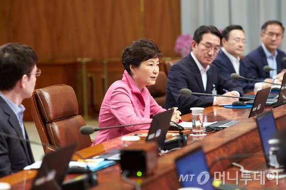  박근혜 대통령이 9월21일 청와대에서 열린 수석비서관회의를 주재하고 있다. (청와대) /사진=뉴스1
