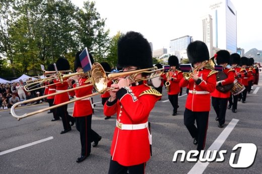 [사진]퍼레이드 펼치는 영국 근위병