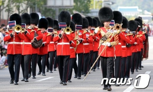 [사진]영국 근위병 도심 퍼레이드
