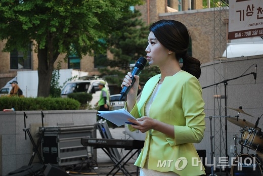 방송인 김혜미 아나운서가 '제8회 머니투데이대학가요제' 사회를 보고 있다/사진=중기협력팀