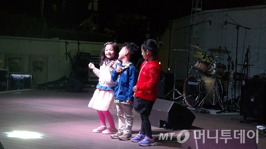어린이 3명이 무대로 초청돼 춤을 추면서 관객들에게 큰 웃음을 주고 있다/사진=중기협력팀
