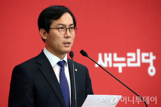  김영우 새누리당 수석대변인이 22일 오전 서울 여의도 당사에서 현안 관련 브리핑을 하고 있다.2015.2.22/뉴스1  <저작권자 © 뉴스1코리아, 무단전재 및 재배포 금지>