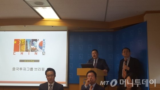 6일 서울 여의도 증권거래소에서 처음앤씨 투자이유를 설명 중인 민지동 중신그룹 M&A 펀드 대표