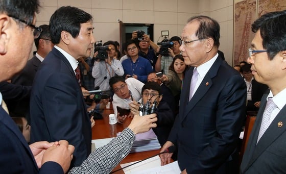  한국사 교과서 국정화 논란이 뜨거운 가운데 새정치민주연합 이종걸 원내대표가 8일 서울 여의도 국회에서 열린 교육문화체육관광위원회의 교육부에 대한 국정감사 회의장을 방문해 황우여 사회부총리 겸 교육부장관에게 항의하고 있다./사진=뉴스1제공