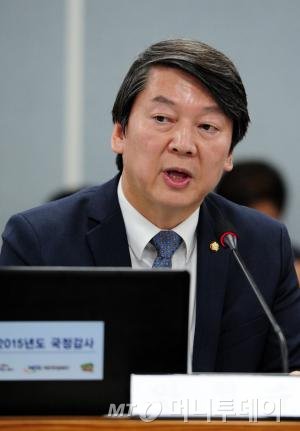  안철수 새정치민주연합 의원이 5일 오전 전북 전주시 덕진구 국민연금공단에서 열린 2015 보건복지위원회 국민연금관리공단 국정감사에서 최광 이사장에게 질문을 하고 있다.2015.10.5/뉴스1   