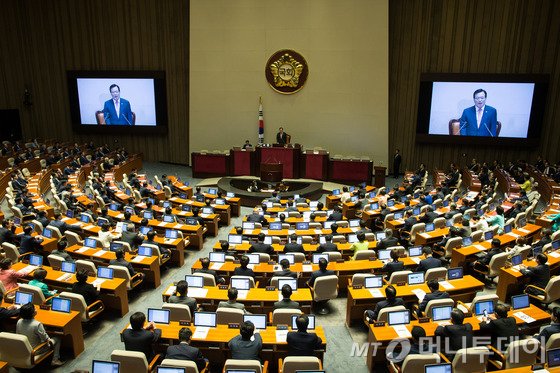 지난달 1일 서울 여의도 국회 본회의장에서 제337회국회(정기회) 제1차 본회의, 19대 국회 마지막 정기국회 개회식에서 정의화 국회의장이 개회사를 하고 있다. /사진=뉴스1