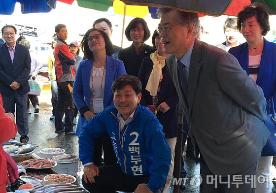  문재인 새정치민주연합 대표가 11일 경남 고성군을 방문했다.이날 오전 10시30분께 5일장이 열린 고성시장에 도착한 문 대표는 오는 28일 치러지는 고성군수 재선거에 출마한 백두현 후보와 함께 시장을 돌며 상인들과 일일이 인사를 나누고 있다.2015.10.11/뉴스1