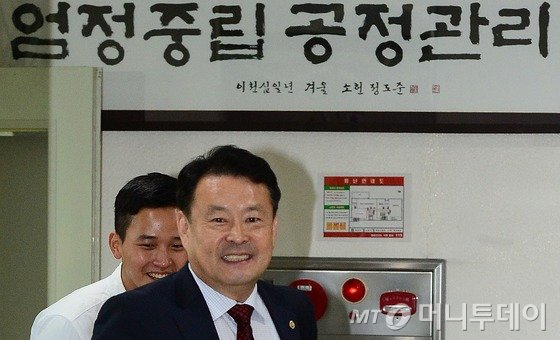  김대년 국회의원선거구획정위원회 위원장이 11일 오후 서울 관악구 중앙선거관리위원회 관악청사에서 열린 전체회의를 주재하기 위해 회의실로 들어가고 있다. 2015.10.11/뉴스1  