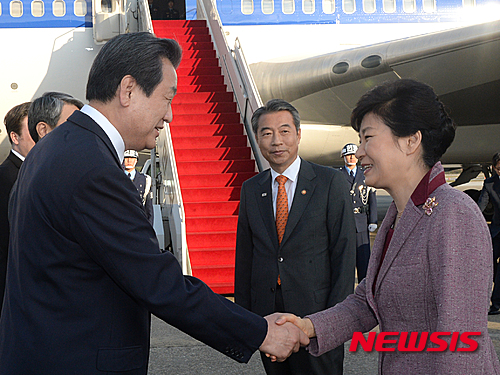 박근혜 대통령이 13일 오후 경기도 성남 서울공항에서 오바마 미국 대통령과 정상회담을 위해 출국하며, 환송 나온 김무성 새누리당 대표와 악수하고 있다./사진= 뉴시스