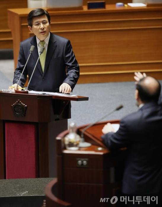 황교안 국무총리가 14일 서울 여의도 국회에서 열린 외교통일안보에 관한 대정부질문에서 새정치민주연합 강창일 의원과 한반도 안보상황을 놓고 격한 언쟁을 벌이고 있다. /사진=뉴스1