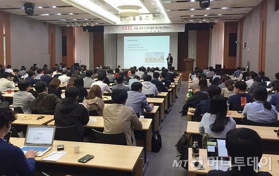 16일 서울 잠실 광고문화회관에서 열린 '서울 국제 소프트웨어 테스팅 컨퍼런스'에서 미국 가정용품 소매업체 윌리엄스-소노마의 품질보증 수석 IT관리자 데브라 프리덴버그가 강연하고 있다.