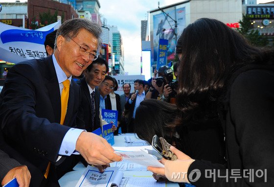  문재인 새정치민주연합 대표가 16일 오후 부산 서면 거리에서 ‘국정화 교과서 반대 대국민 서명운동’을 하고 있다. 2015.10.16/사진=뉴스1    