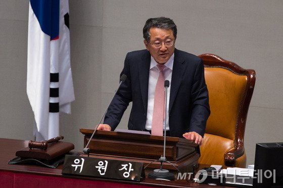  김재경 국회 예산결살특별위원회 위원장이  17일 서울 여의도 국회에서 열린 예산결산특별위원회 전체회의를 주재하고 있다. 2015.8.17/뉴스1 