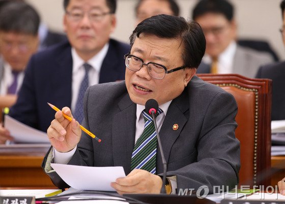  이동필 농림축산식품부 장관이 20일 서울 여의도 국회에서 열린 농림축산식품해양수산위원회 전체회의에서 질의에 답변하고 있다. /사진=뉴스1