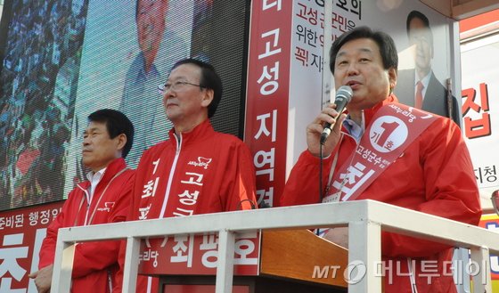  김무성 새누리당 대표가 21일 10·28 재선거가 실시되는 경남 고성군을 방문, 최평호 후보 유세를 지원하고 있다. 김 대표는 이날 5일장이 열린 시장 앞에서 “힘 있는 여당후보를 군수로 당선시켜 지역발전을 이루어야 한다” 고 지지를 호소했다. 2015.10.21/뉴스1   