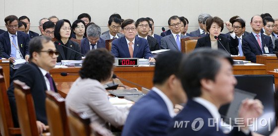  정진엽 보건복지부 장관이 8일 서울 여의도 국회에서 열린 보건복지위원회 종합 국정감사에 출석하고 있다. 2015.10.8/뉴스1  