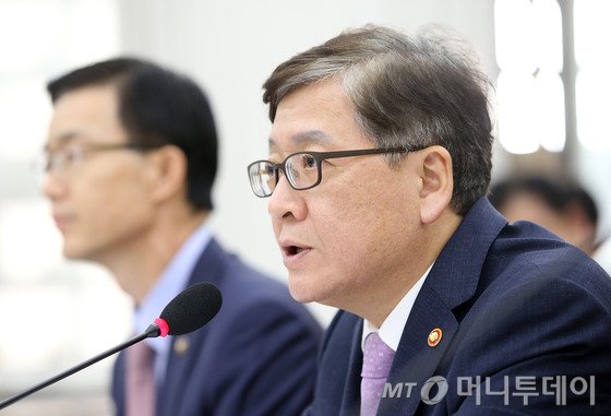  정진엽 보건복지부 장관이 22일 서울 여의도 국회에서 열린 보건복지위원회 전체회의에서 의원들의 질의에 답하고 있다. 2015.10.22/뉴스1  