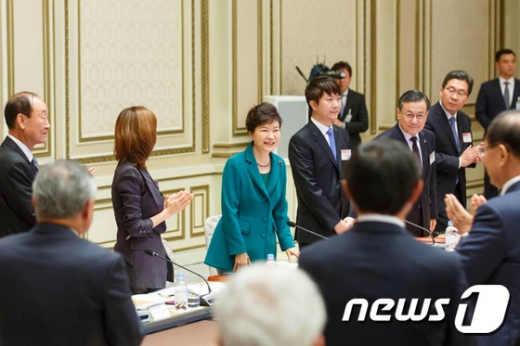 [사진]朴대통령, 기초연구 소재기술 발전방안 보고회 참석