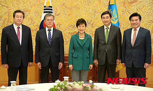 박근혜 대통령이 22일 오후 청와대에서 여야 지도부와 회동에 앞서 포즈를 취하고 있다. 왼쪽부터 새누리당 김무성 대표, 새정치민주연합 문재인 대표, 박근혜 대통령, 새정치민주연합 이종걸 원내대표, 새누리당 원유철 원내대표. / 사진=뉴시스