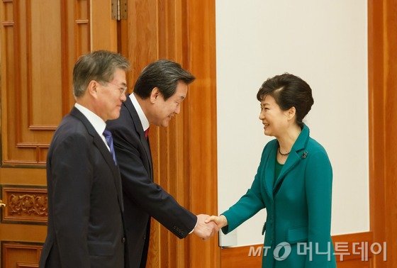  박근혜 대통령이 22일 오후 청와대에서 여야 지도부와 회동, 새누리당 김무성 대표와 악수를 나누고 있다. (청와대) 2015.10.22/뉴스1  