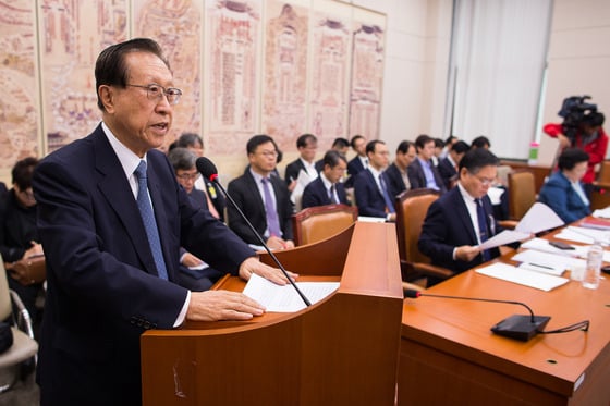  김정배 국사편찬위원회 위원장이 23일 서울 여의도 국회에서 열린 동북아역사왜곡대책특별위원회 전체회의에 출석해 업무보고를 하고 있다./사진=뉴스1제공